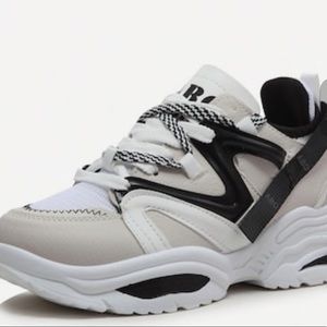 I’m selling a classic shoe for any occasion 💚